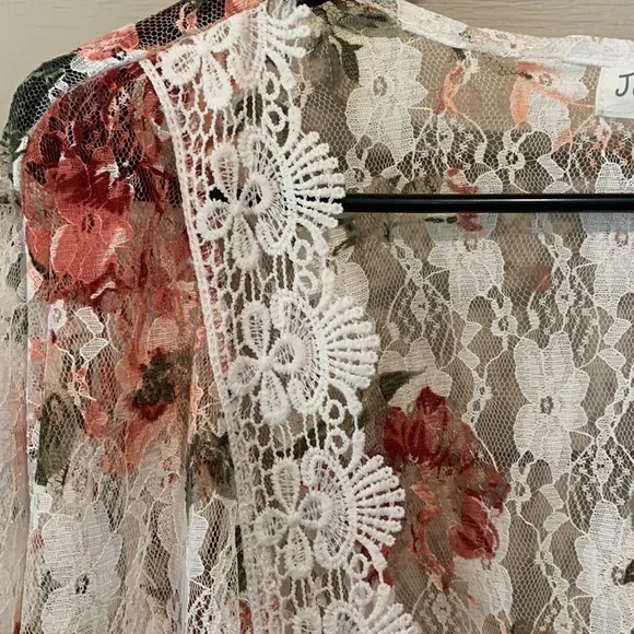 Jolie and Joy Bell Sleeved Floral Cover Up in Lace Size 3XL - Picture 5 of 8